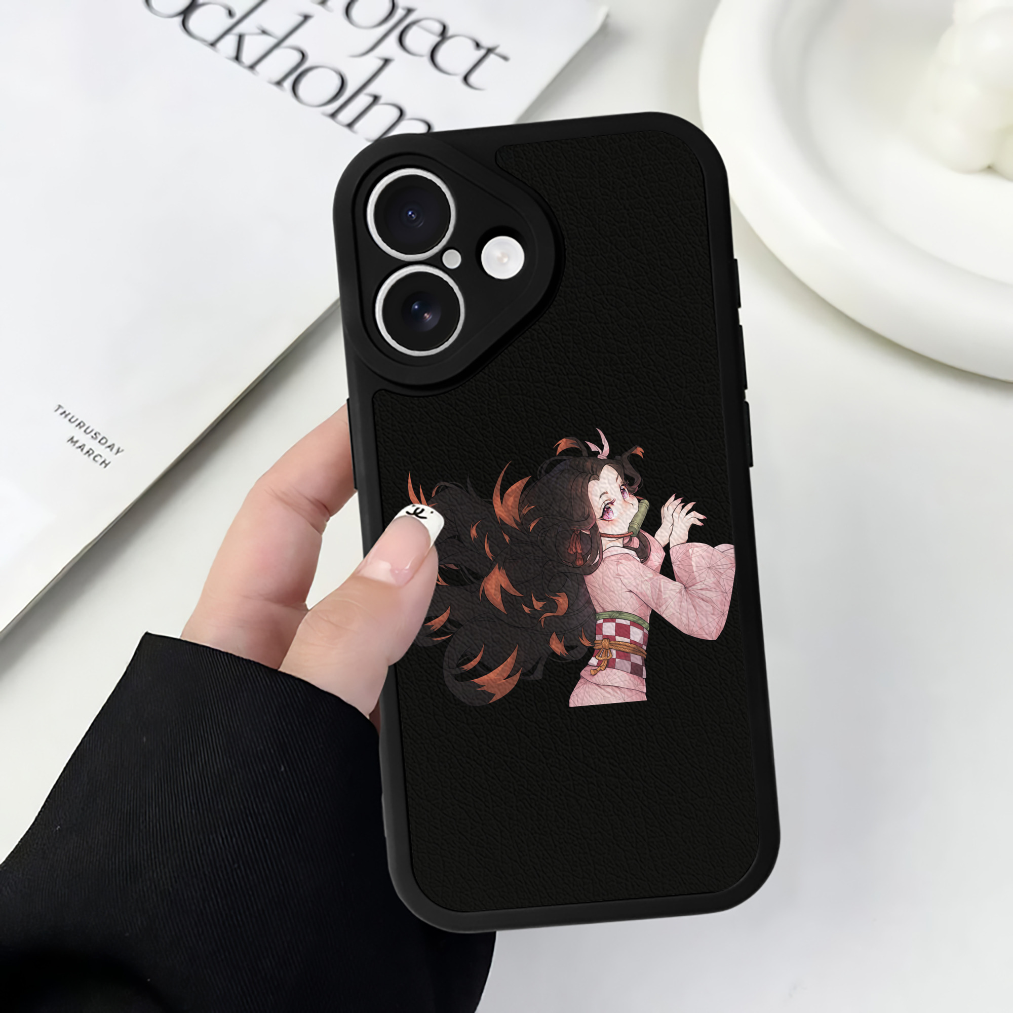 （画像用） 鬼滅の刃（きめつのやいば）竈門 禰󠄀豆子／かまど ねずこ Kamado Nezuko 【iPhone 16シリーズ対応】シリコンスマホケース（レザー調） 材質：シリコン